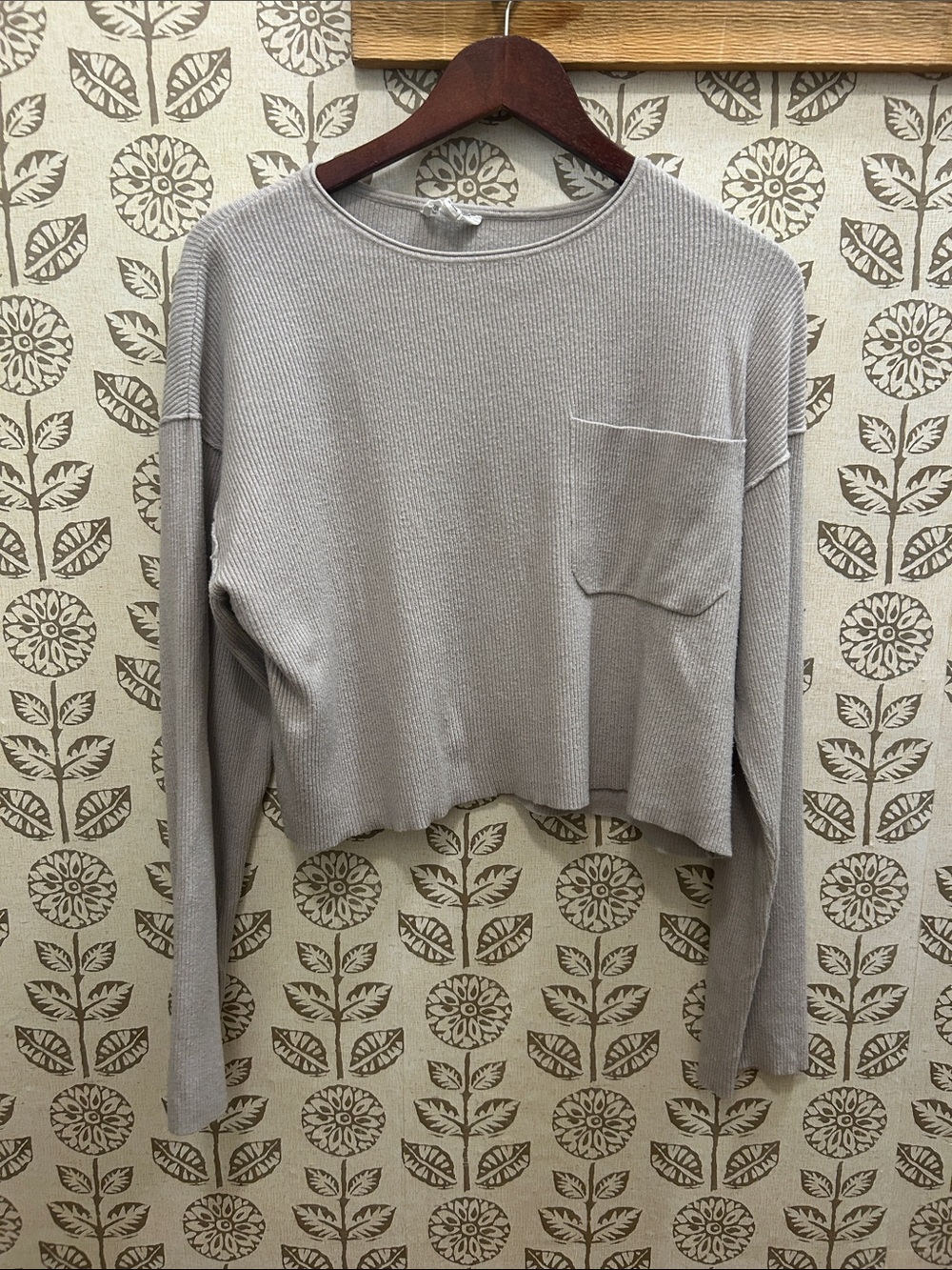 Light Gray Long-Sleeve Cropped Ribbed Knit Top - Women